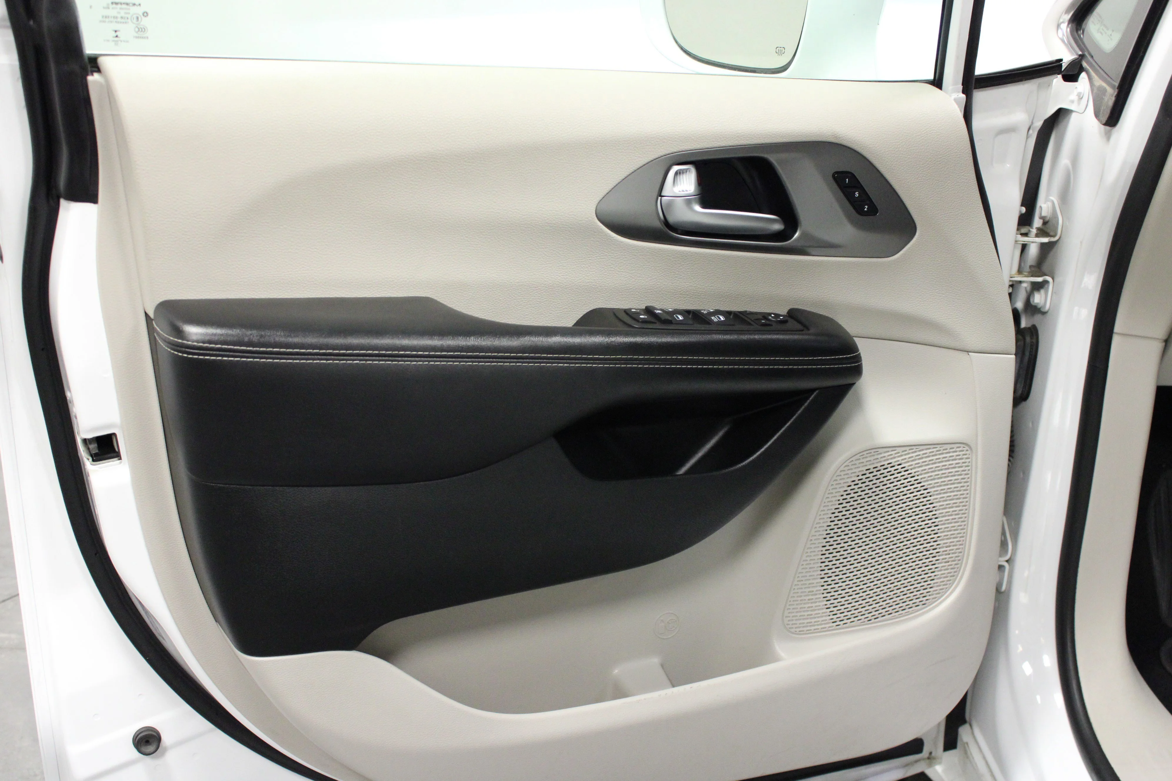 Used 2022 Bright White Clearcoat Chrysler Touring L image 11