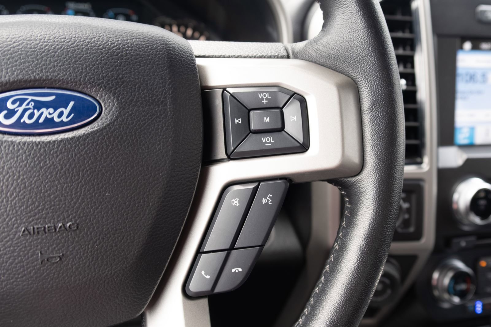 Used 2018  Ford Lariat image 5