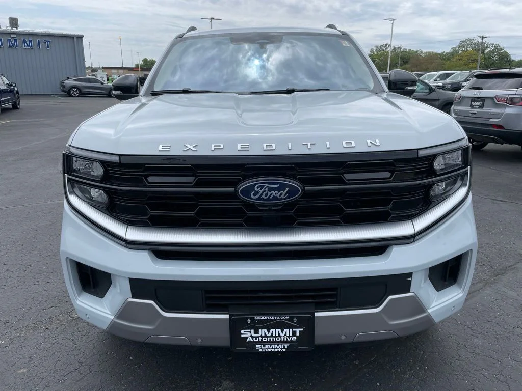 Used 2025 Silver Metallic Ford Platinum image 33