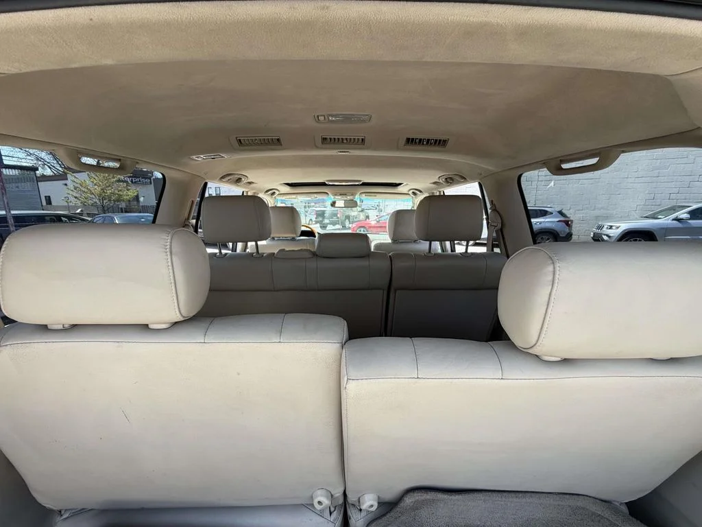 Used 2004 White Lexus 470 image 21