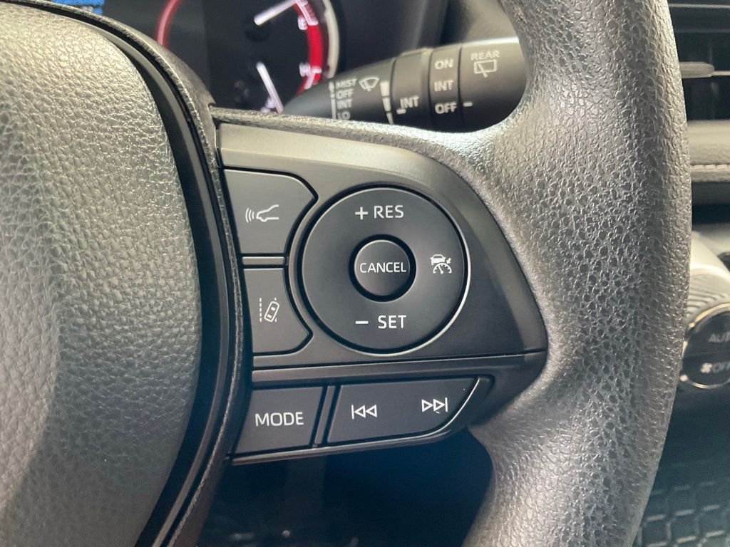 2025 Toyota RAV4 XLE - Photo 12