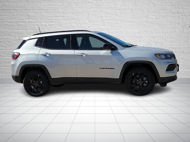New 2026 Silver Zynith Metallic Clear-Coat Exterior Paint Jeep Latitude image 5