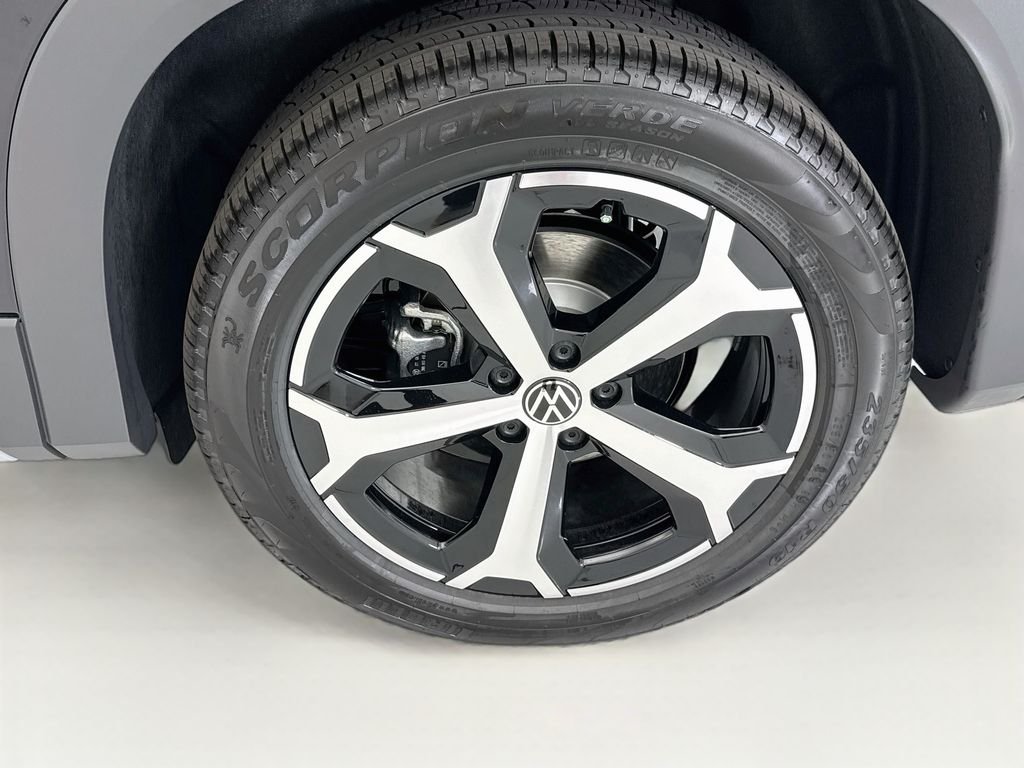New 2026 Deep Black Pearl Volkswagen SE image 29