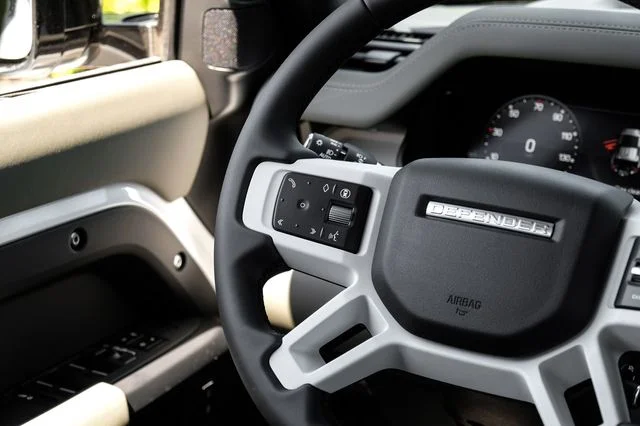 New 2026 White Land Rover X-Dynamic SE image 23