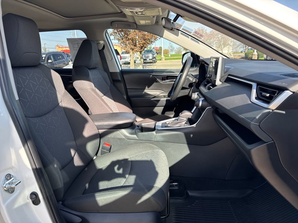 2025 Toyota RAV4 XLE - Photo 35