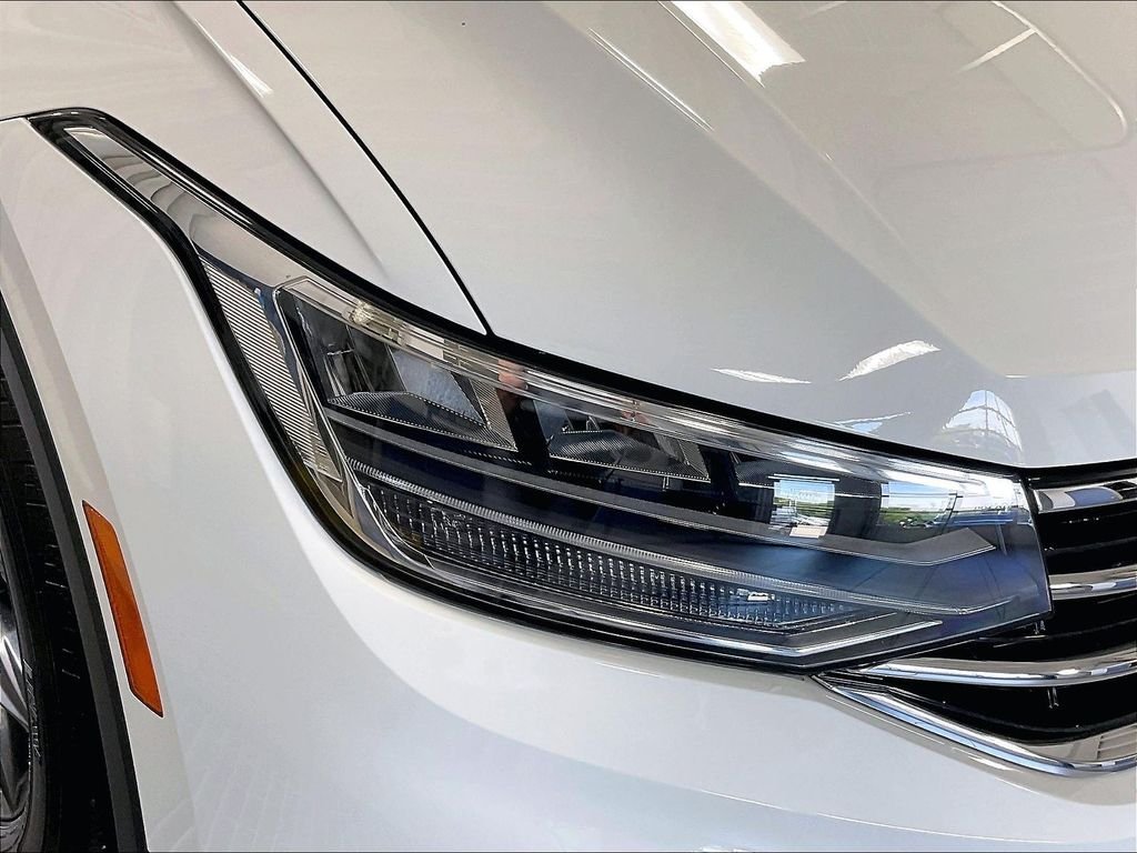 Used 2022 White Volkswagen 2.0T SE image 32