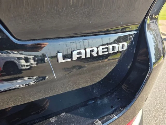 New 2026 Diamond Black Crystal Pearl-Coat Exterior Paint Jeep Laredo image 12