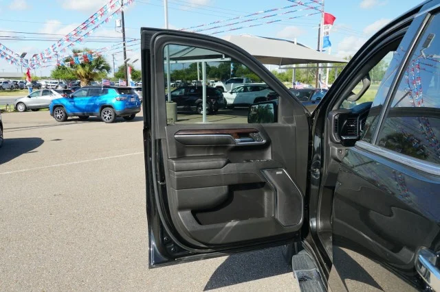 Used 2023 Onyx Black GMC SLT image 12