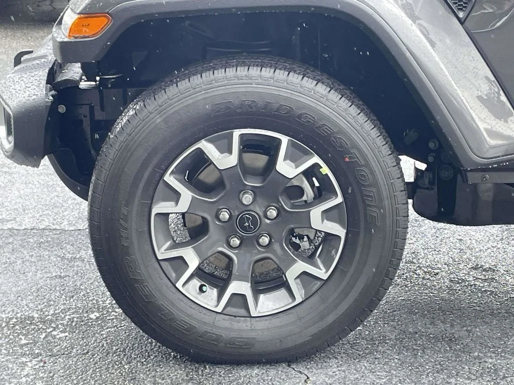 New 2026 Granite Crystal Metallic Clearcoat Jeep Sahara image 11
