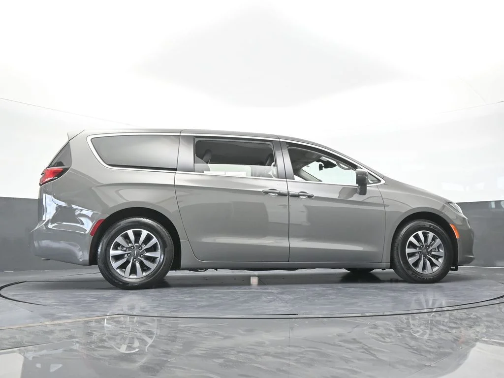 Used 2022 Ceramic Gray Clearcoat Chrysler Touring L image 65