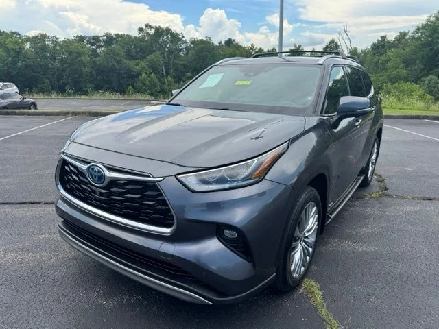 Used 2023 Magnetic Gray Metallic Toyota Platinum image 7