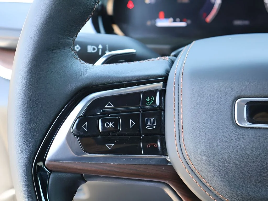 Used 2025 Velvet Jeep Summit image 33