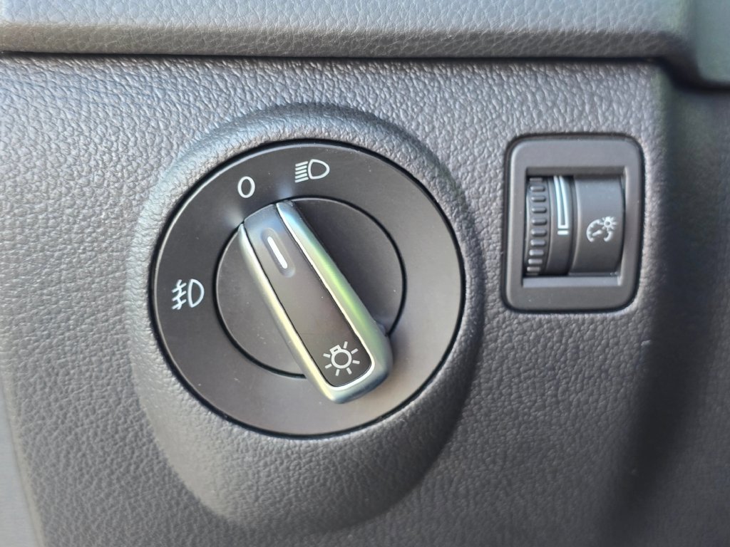 Used 2012 Silver Volkswagen SE image 26