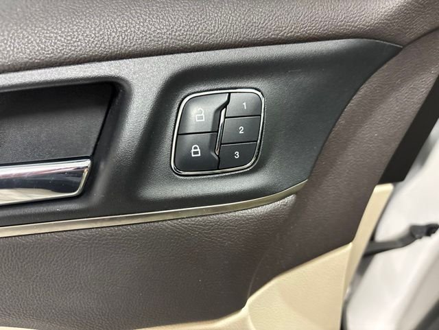 Used 2016 White Lincoln Reserve image 12