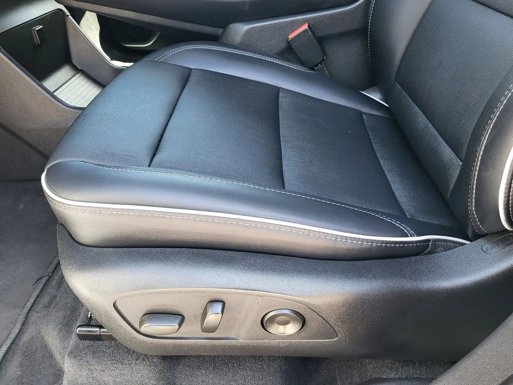 Used 2025 Summit White Buick Preferred image 19