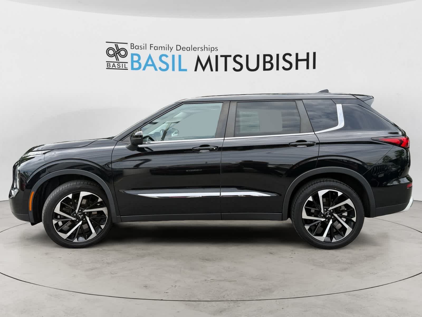 Used 2022 Labrador Black Pearl Mitsubishi SE image 2