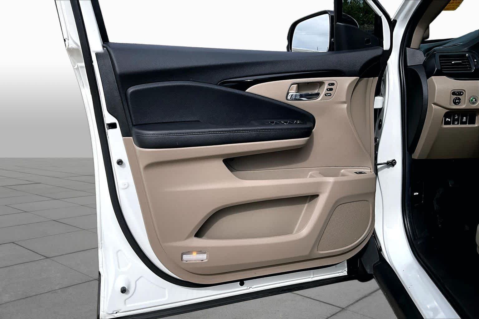 Used 2022 Platinum White Pearl Honda Touring 8-Passenger image 22
