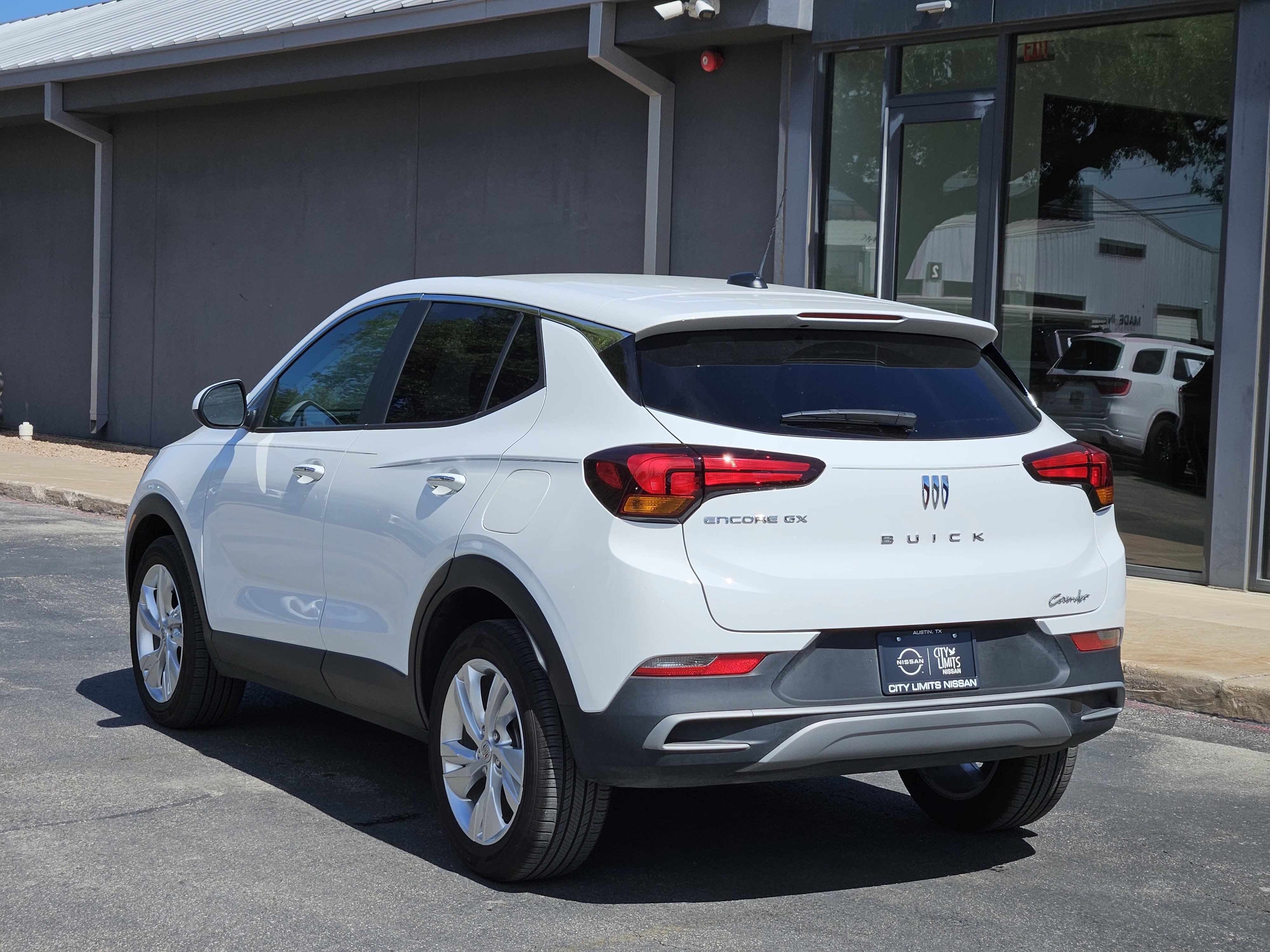 Used 2025 Summit White Buick Preferred image 5