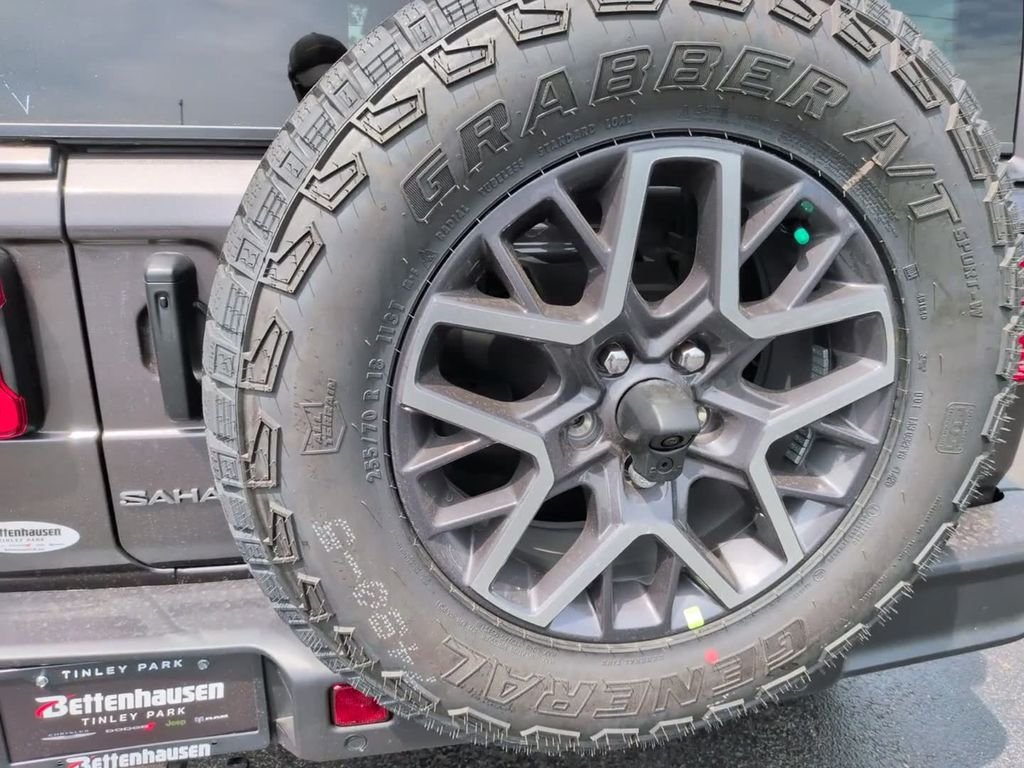 New 2026 Granite Crystal Metallic Clear-Coat Exterior Paint Jeep Sahara image 10