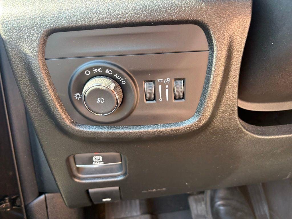 Used 2024 Baltic Gray Metallic Clearcoat Jeep Overland image 9