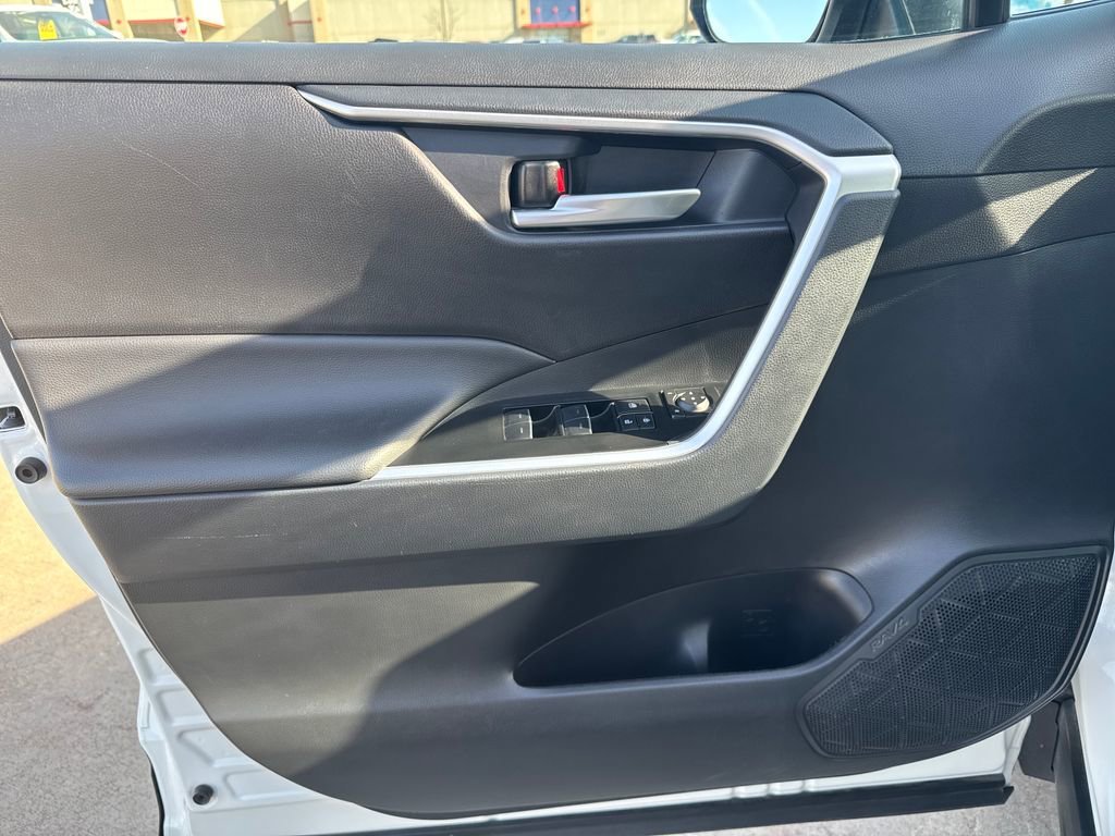 2025 Toyota RAV4 XLE - Photo 15
