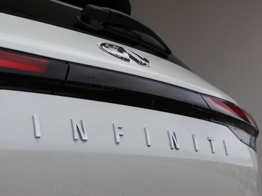 Used 2023 White INFINITI LUXE image 39