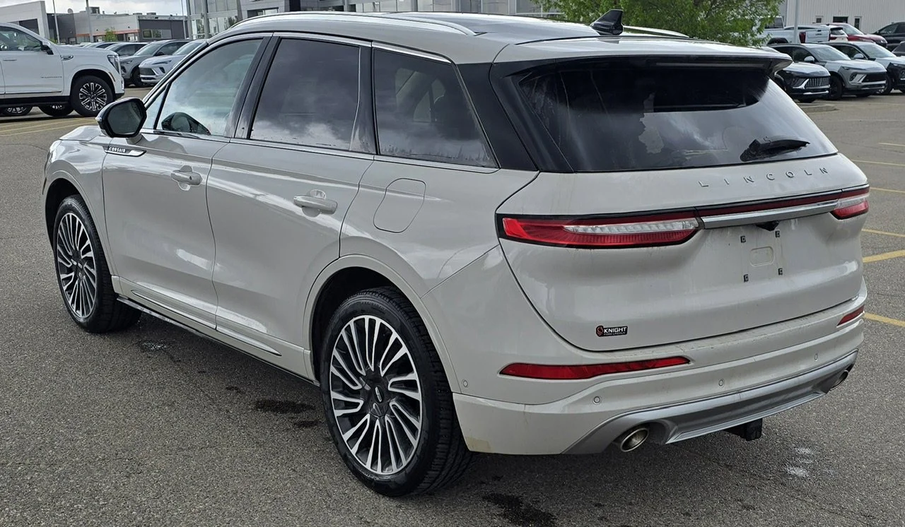 Used 2021 White Lincoln Reserve AWD image 3