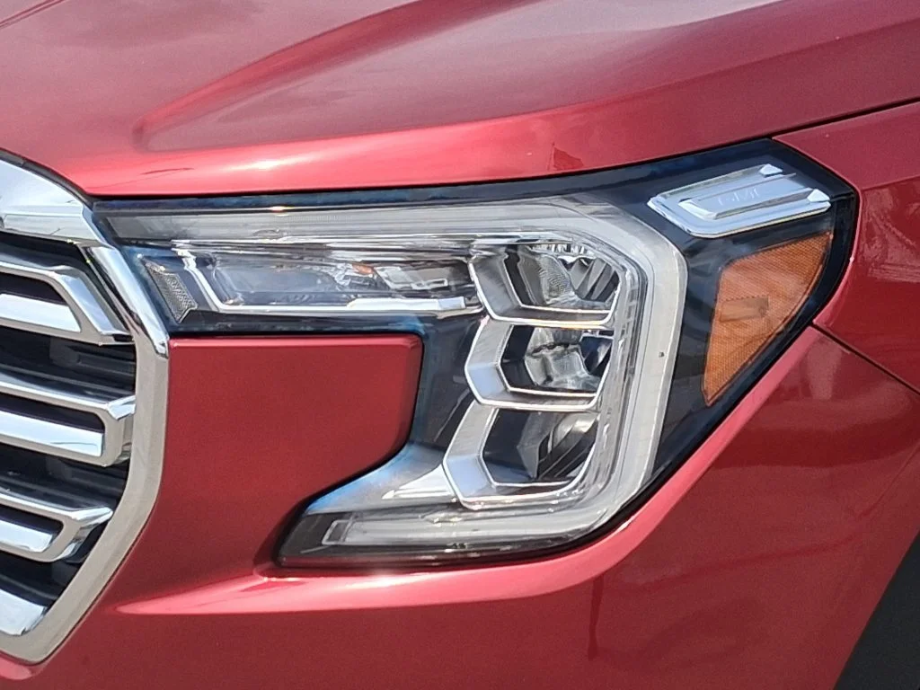 Used 2023 VOLCANIC RED TINTCOAT GMC SLT image 7