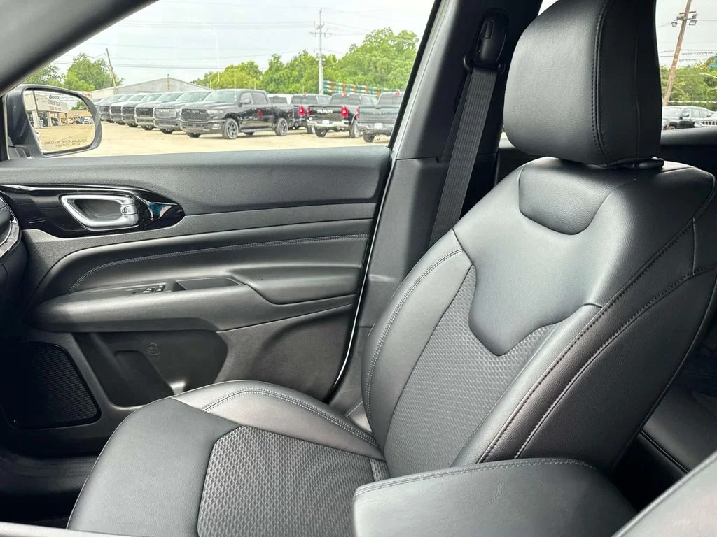 New 2026 White Jeep Latitude image 35