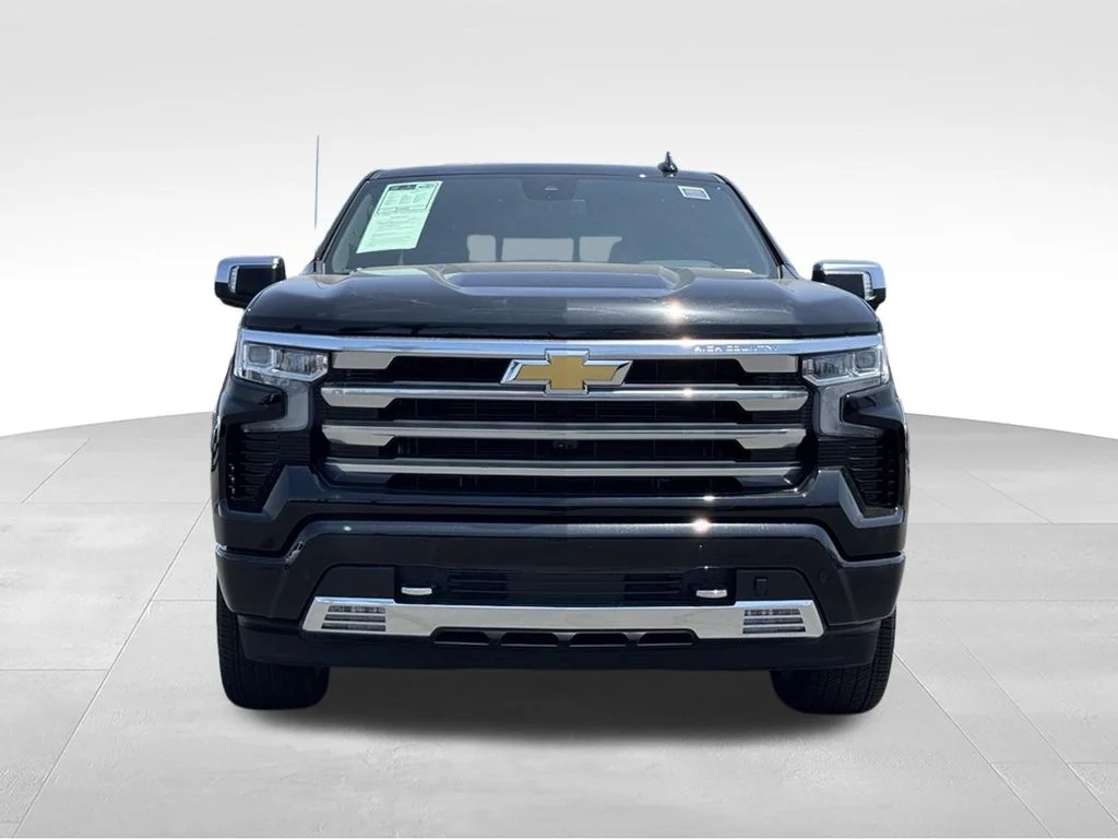 Used 2025 Black Chevrolet High Country image 3