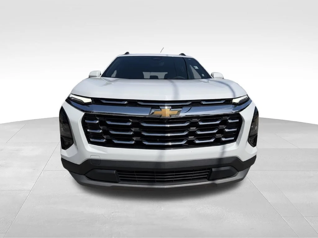 Used 2025 Summit White Chevrolet LT image 8