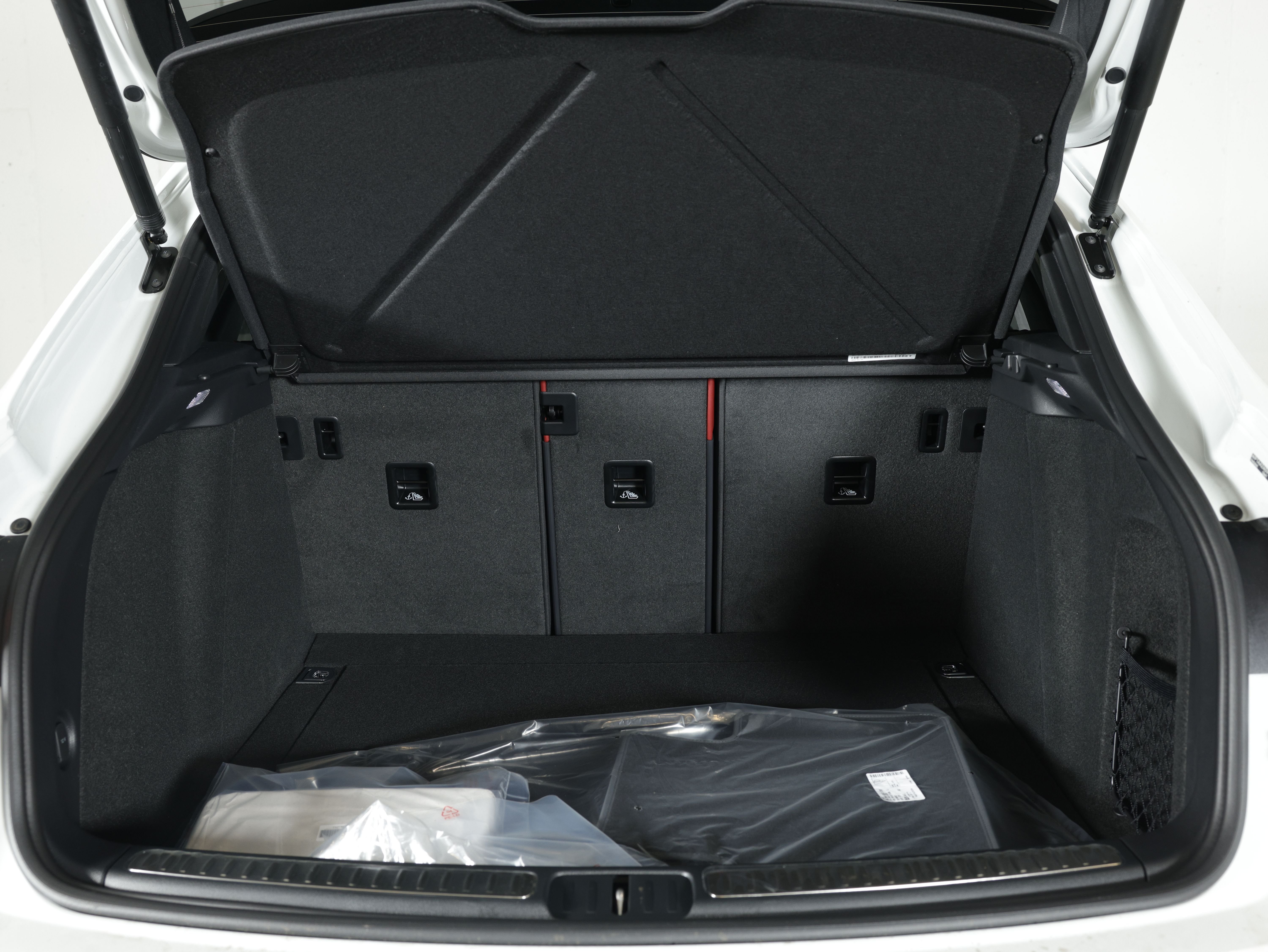 2026 Porsche Macan T - Photo 14