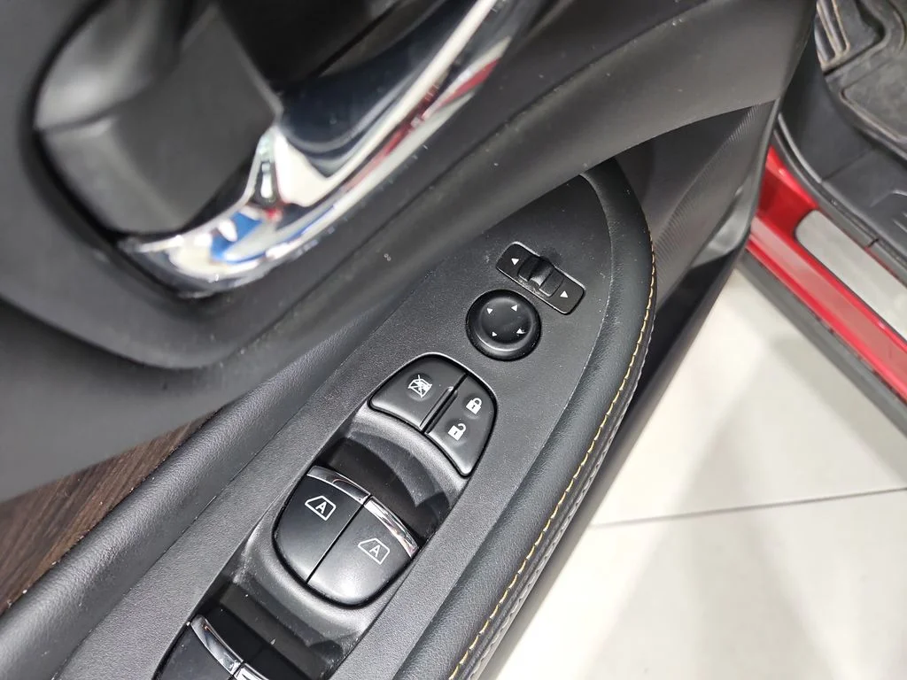 Used 2021 Scarlet Nissan Platinum image 12