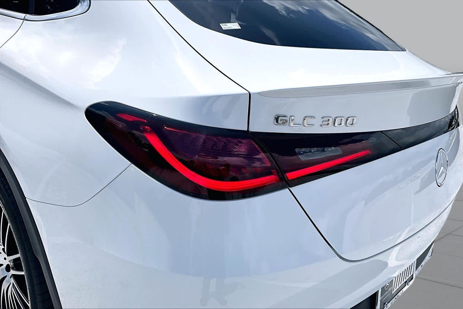 Used 2026 Polar White Mercedes-Benz GLC 300 image 29