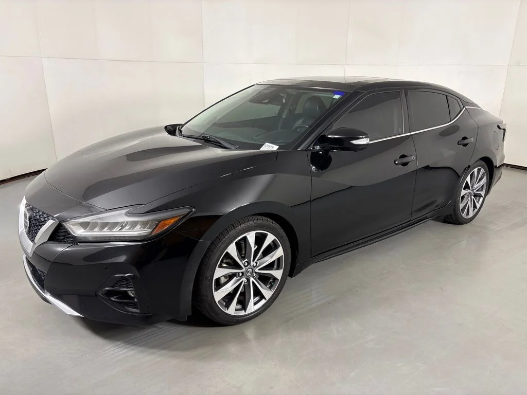 Used 2020 Black Nissan Platinum image 4