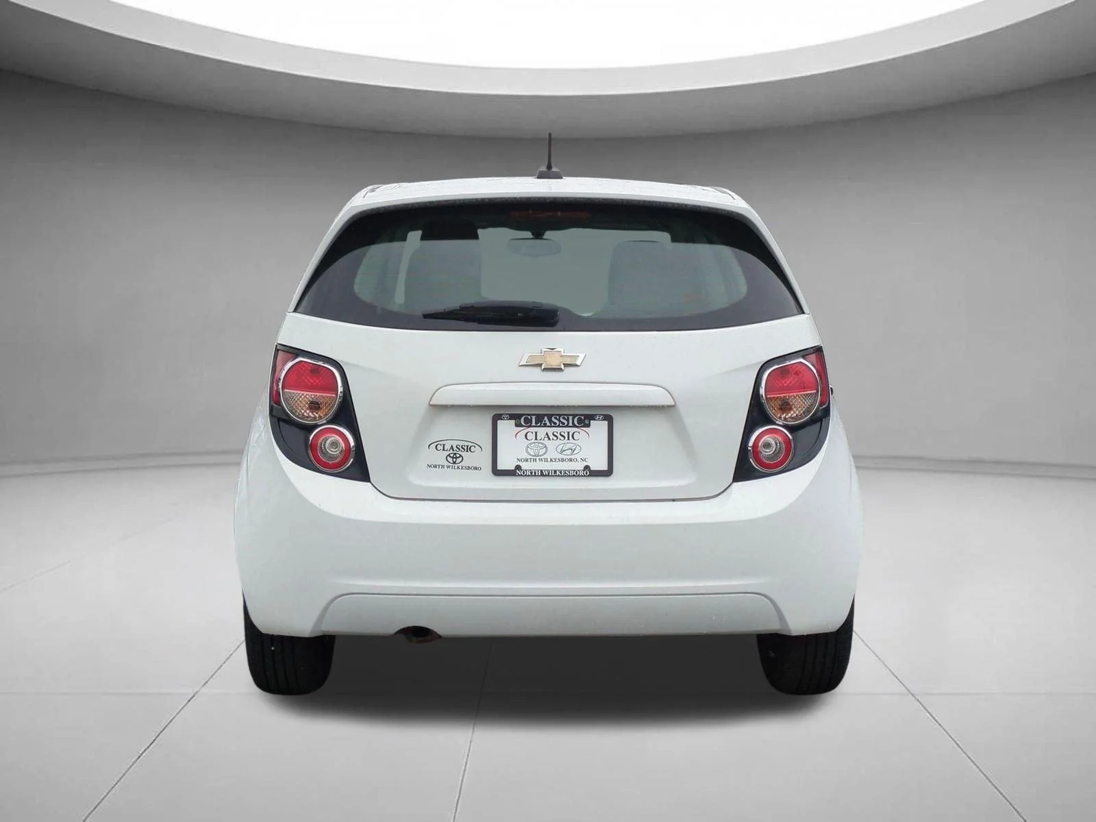 Used 2016 Summit White Chevrolet LS image 4