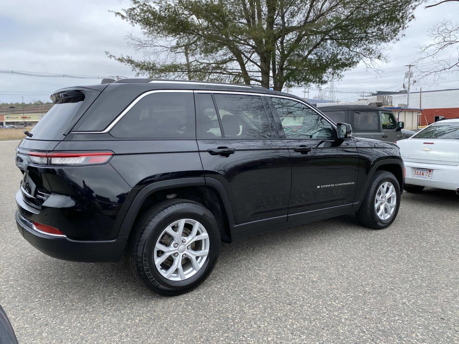 Certified Used 2023 Diamond Black Crystal Pearlcoat Jeep Limited image 3