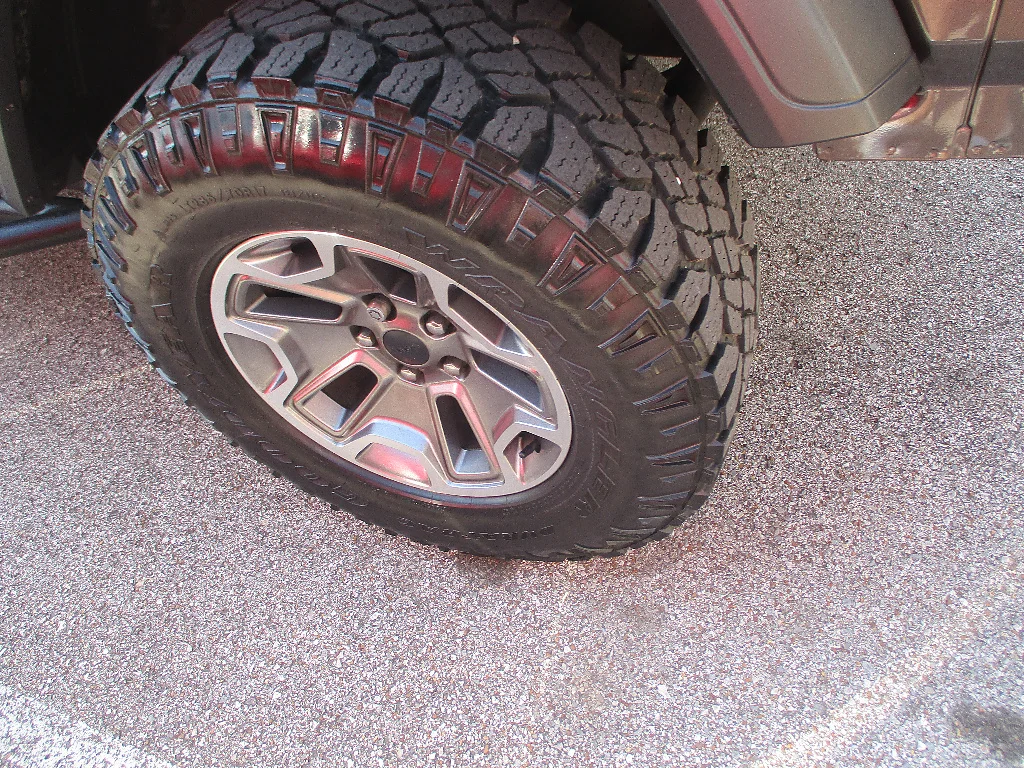 Used 2019 Granite Crystal Metallic Clear Coat Jeep Sport image 20