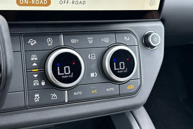 New 2026 Woolstone Green Land Rover X-Dynamic SE image 19
