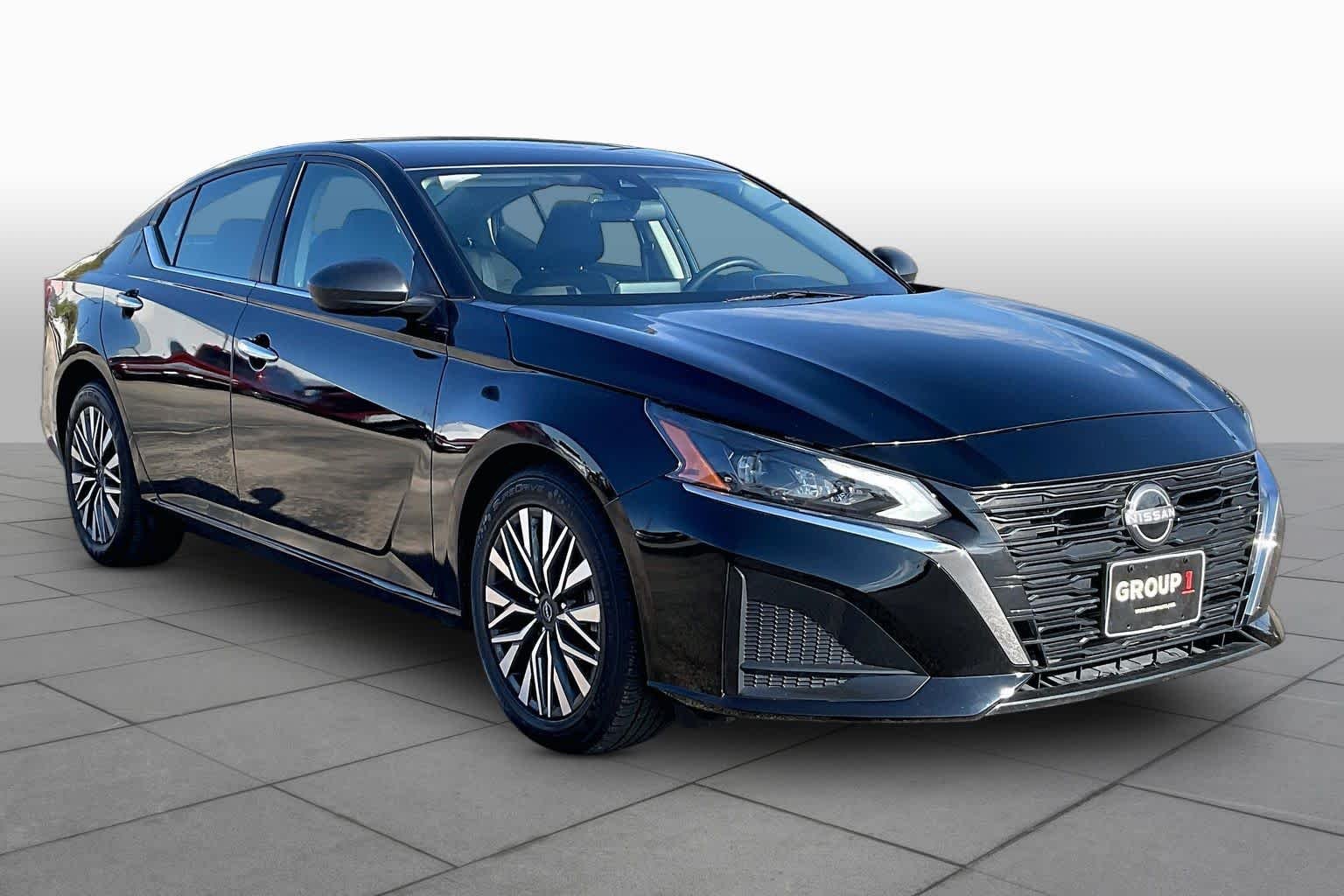 Used 2025 Super Black Nissan SV image 3