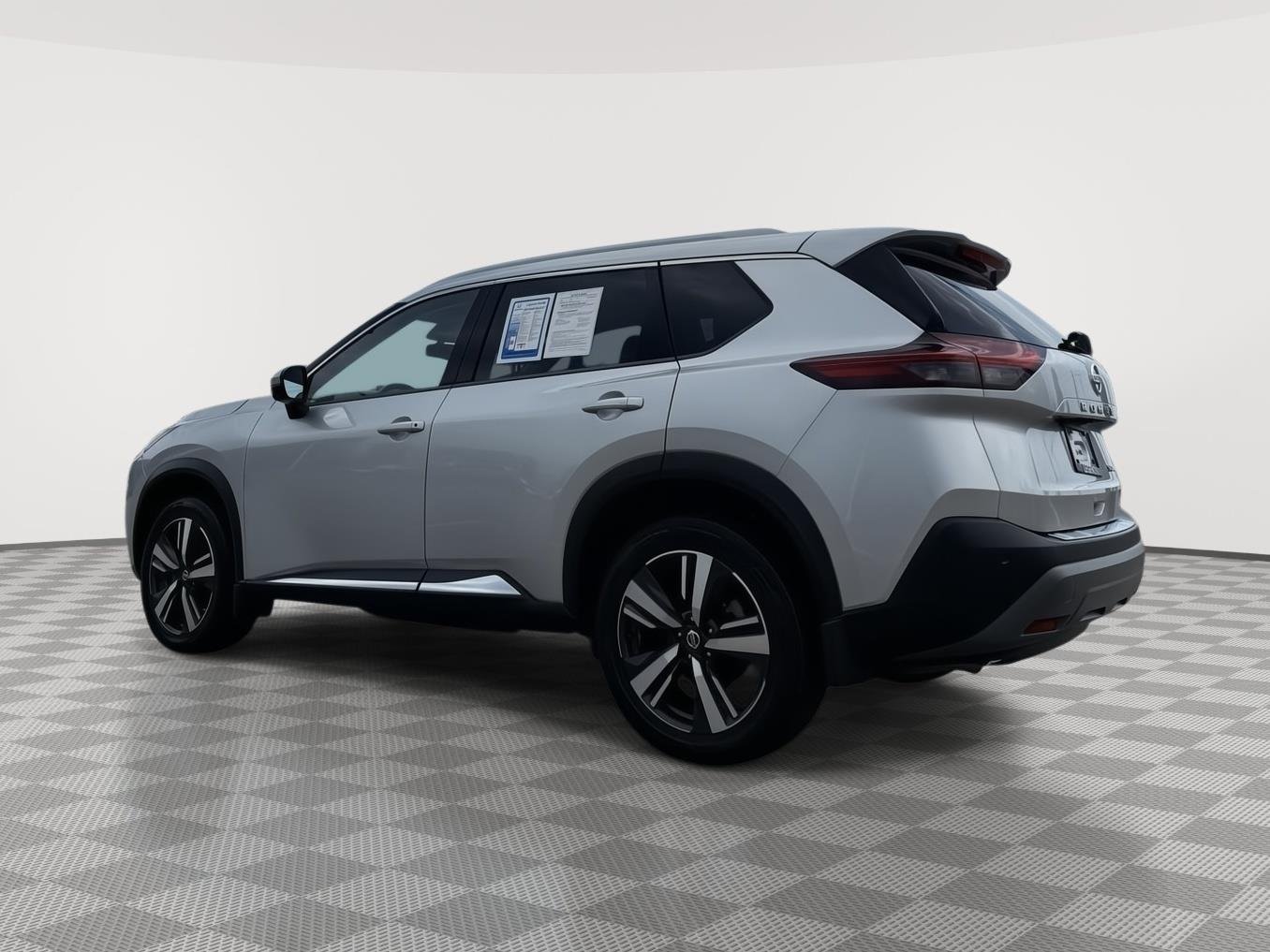 Used 2021 Brilliant Silver Metallic Nissan SL image 4