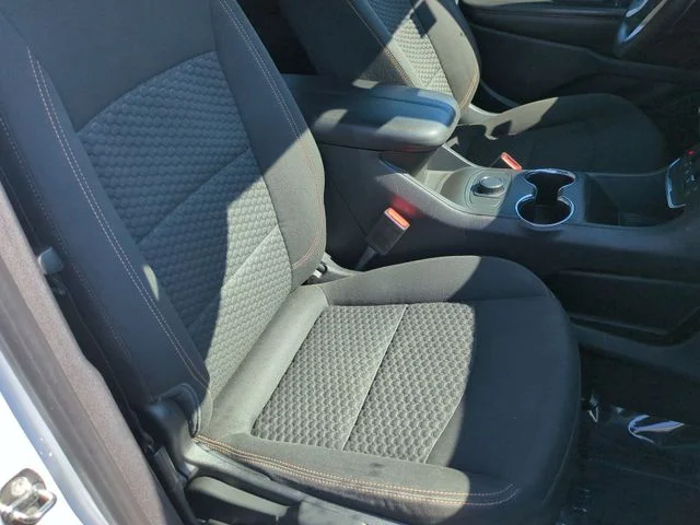 Used 2018 White GMC SLE image 24