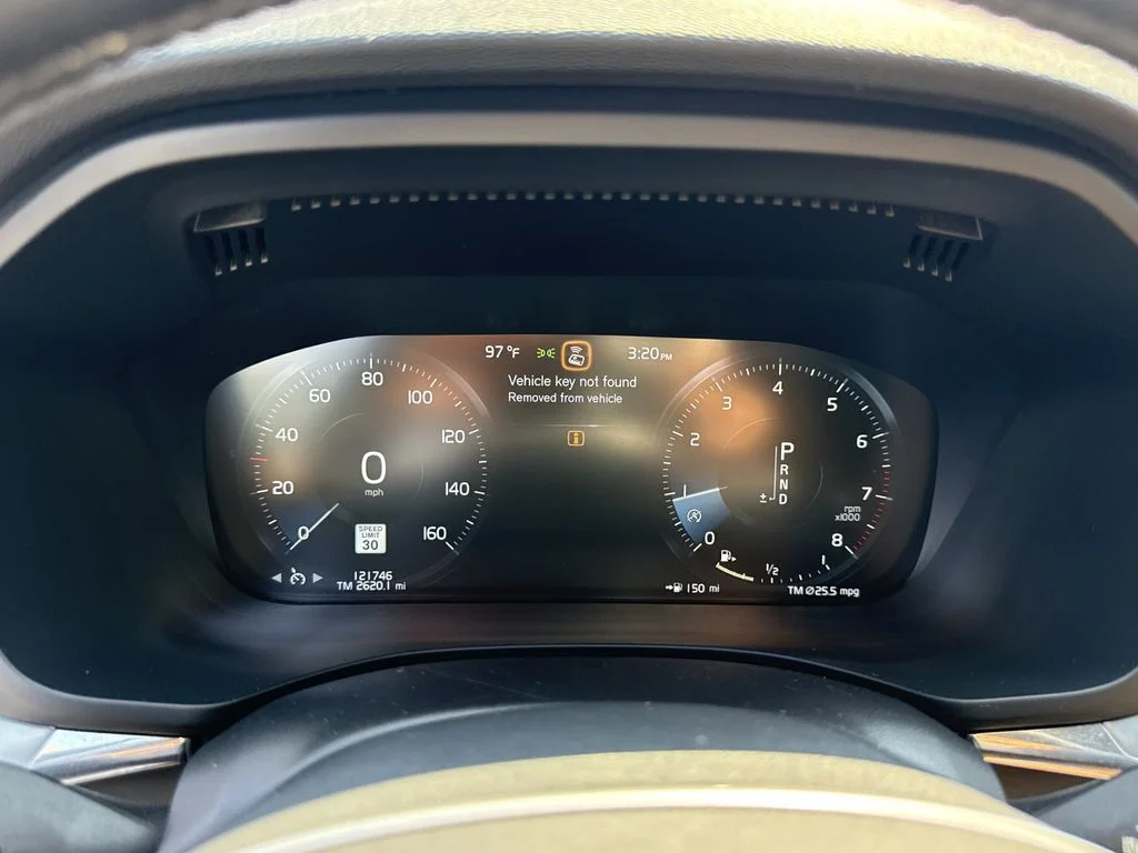 Used 2019 Gray Volvo T6 Momentum image 18