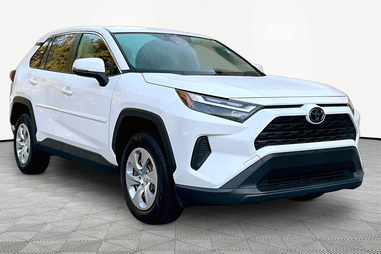 Used 2023 Ice Cap Toyota LE image 3