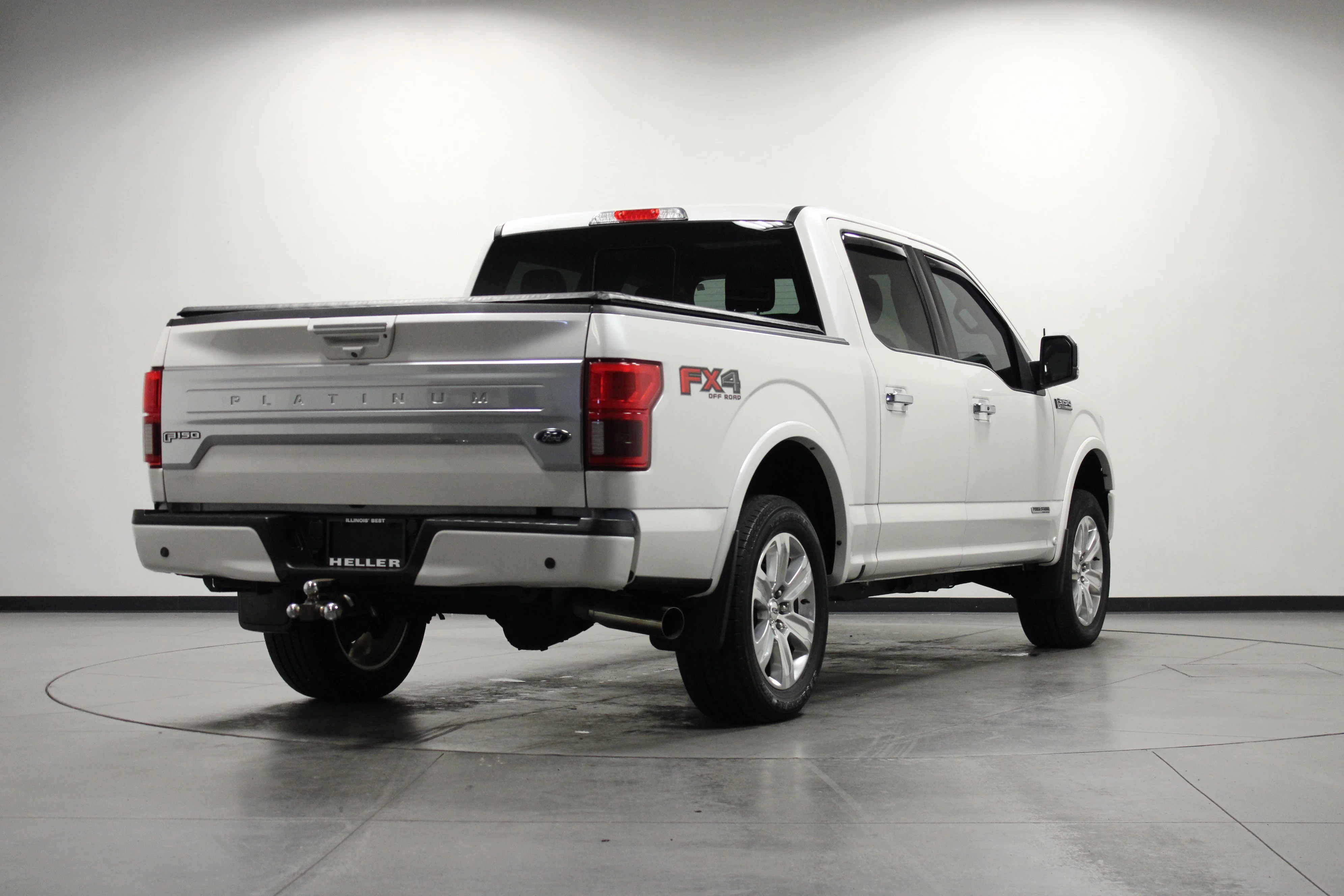 Used 2018 White Platinum Metallic Tri-Coat Ford Platinum image 4