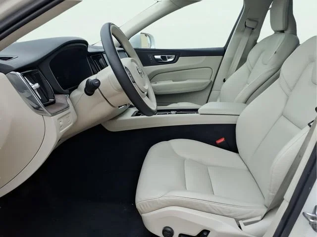 Used 2022  Volvo Momentum image 19