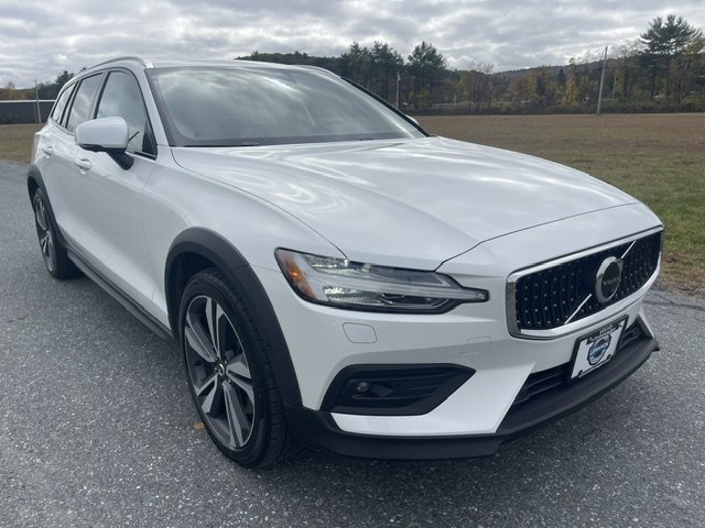 Used 2023 White Volvo Plus image 6