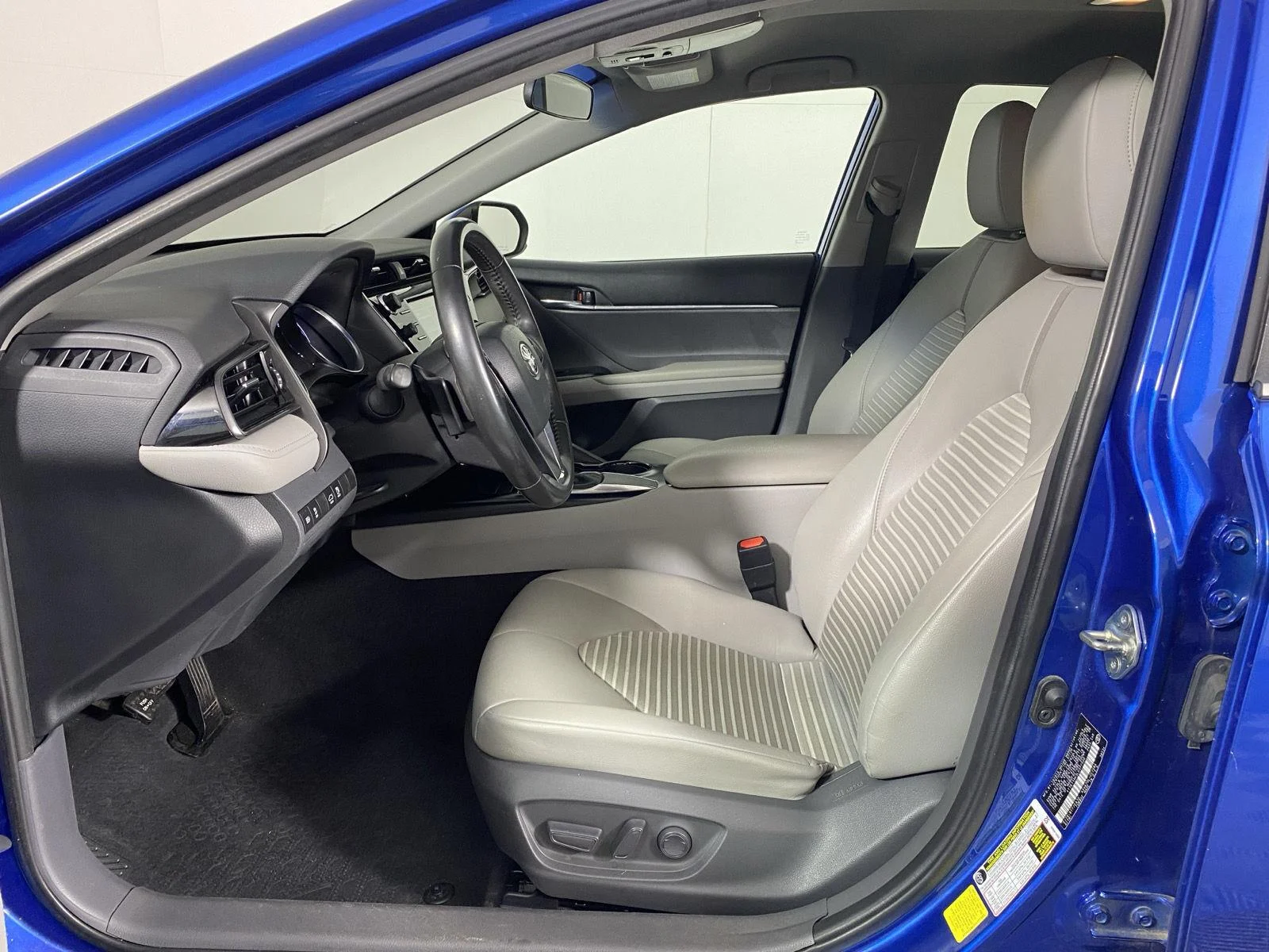 Used 2020 Blue Streak Metallic Toyota SE image 12