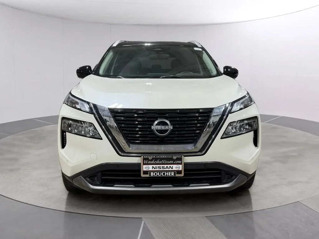 Certified Used 2023 Pearl White Tricoat/Super Black Nissan SL image 8