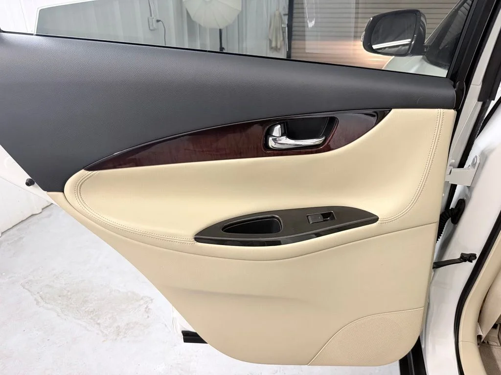 Used 2017 White INFINITI Base image 32